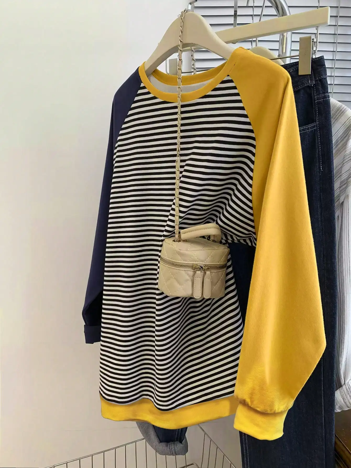 Женская полосатая толстовка с круглым вырезом и рукавами реглан контрастного цвета
Женская полосатая толстовка с круглым вырезом и рукавами реглан контрастного цвета