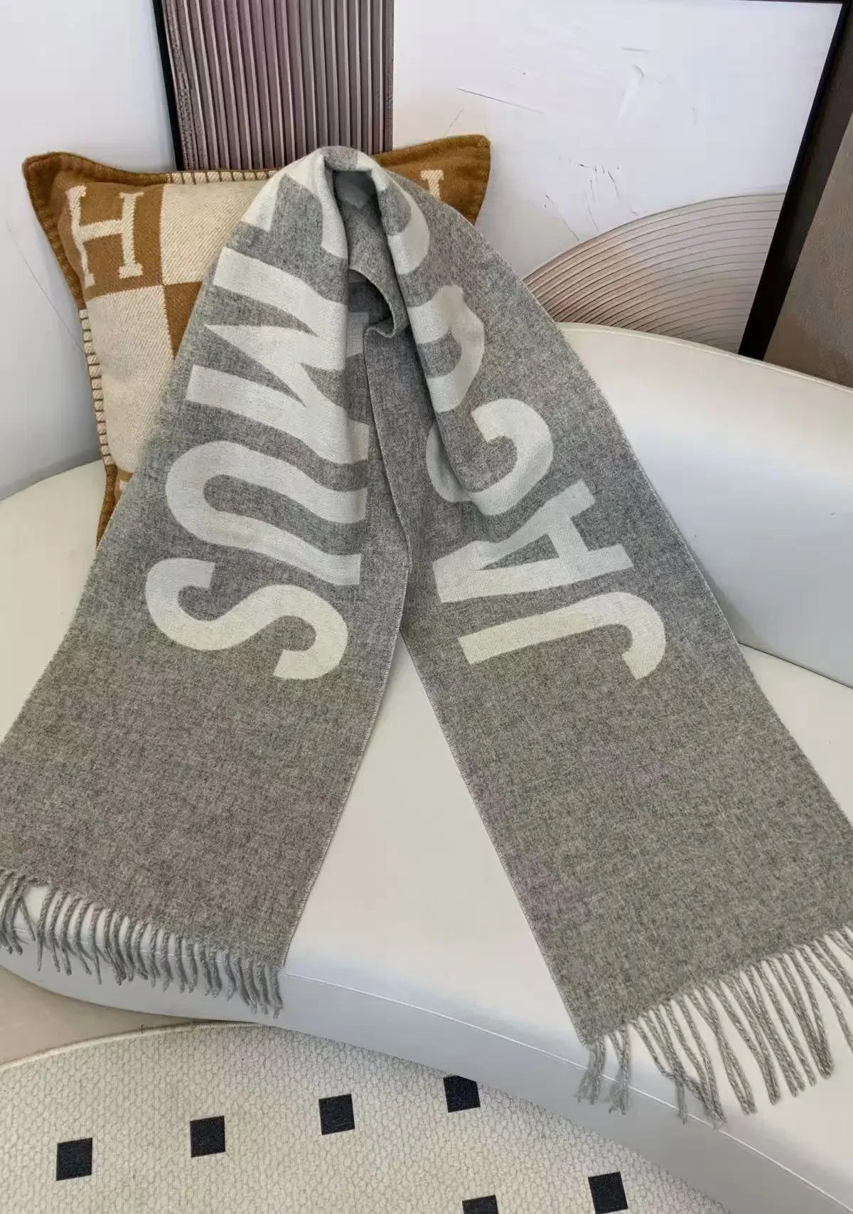 100% wool scarves for women in 2025, luxury brand, thick and warm, with letters, high quality
100% wool scarves for women in 2025, luxury brand, thick and warm, with letters, high quality