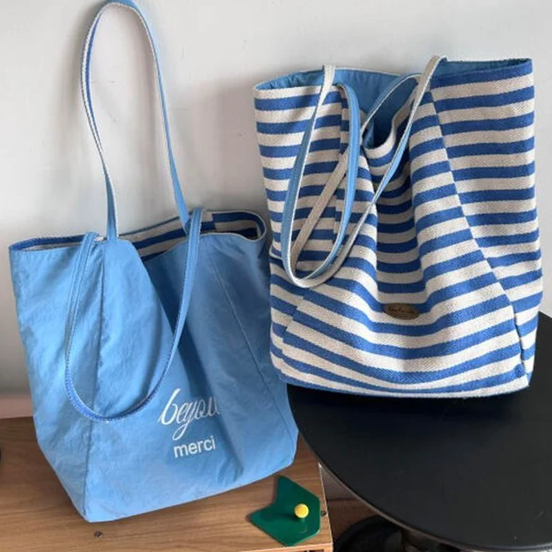 Sea salt blue really feels good. New one pack, two back double-sided tote bag, daily commuting niche bag
Sea salt blue really feels good. New one pack, two back double-sided tote bag, daily commuting niche bag