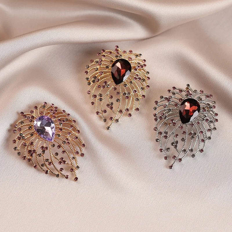 Vintage Feather Crystal Brooch Luxury Design Rhinestone Corsage Pin Elegant Minimalist Jewelry for Women Party Daily Wear
Vintage Feather Crystal Brooch Luxury Design Rhinestone Corsage Pin Elegant Minimalist Jewelry for Women Party Daily Wear
