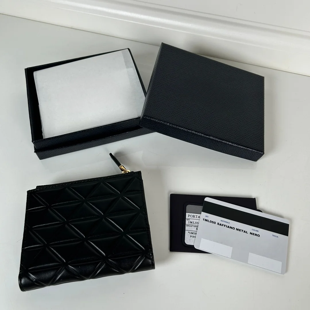 Luxury Brand Short Card Holder High-end Wallet Crafted From Premium Calfskin Unisex Short Wallet Premium Gift Coin Purse 1ML050
Luxury Brand Short Card Holder High-end Wallet Crafted From Premium Calfskin Unisex Short Wallet Premium Gift Coin Purse 1ML050