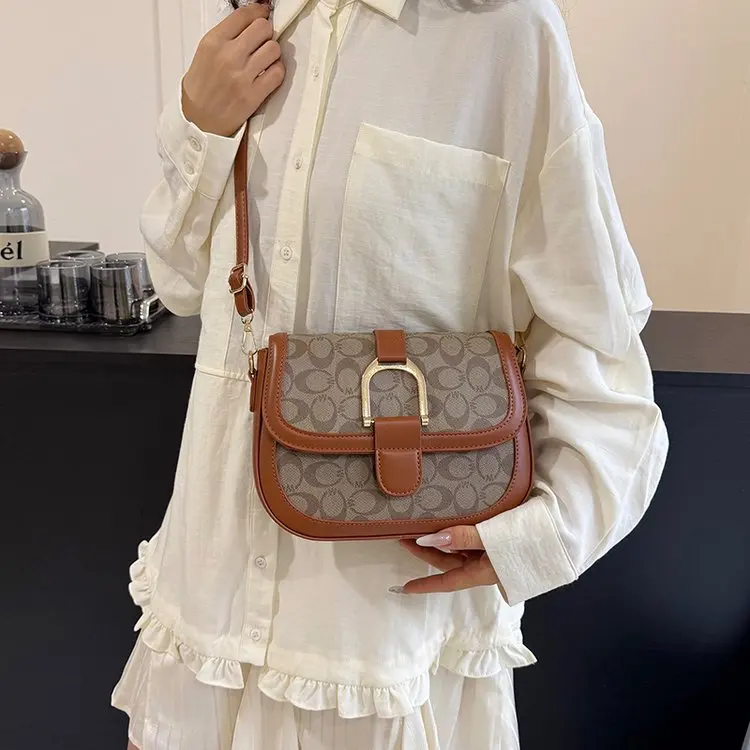 Women's Fashion Buckle Saddle Bag 2026 New Arrival Retro Monogram Versatile Commute Crossbody Purse
Women's Fashion Buckle Saddle Bag 2026 New Arrival Retro Monogram Versatile Commute Crossbody Purse