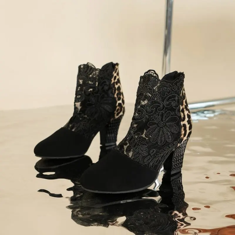 2024 New Fashion Women High Heels Lace Flower Ankle Strap Hollow Out Sandals Round Toe Zip Pumps comfort Large size 35-43
2024 New Fashion Women High Heels Lace Flower Ankle Strap Hollow Out Sandals Round Toe Zip Pumps comfort Large size 35-43