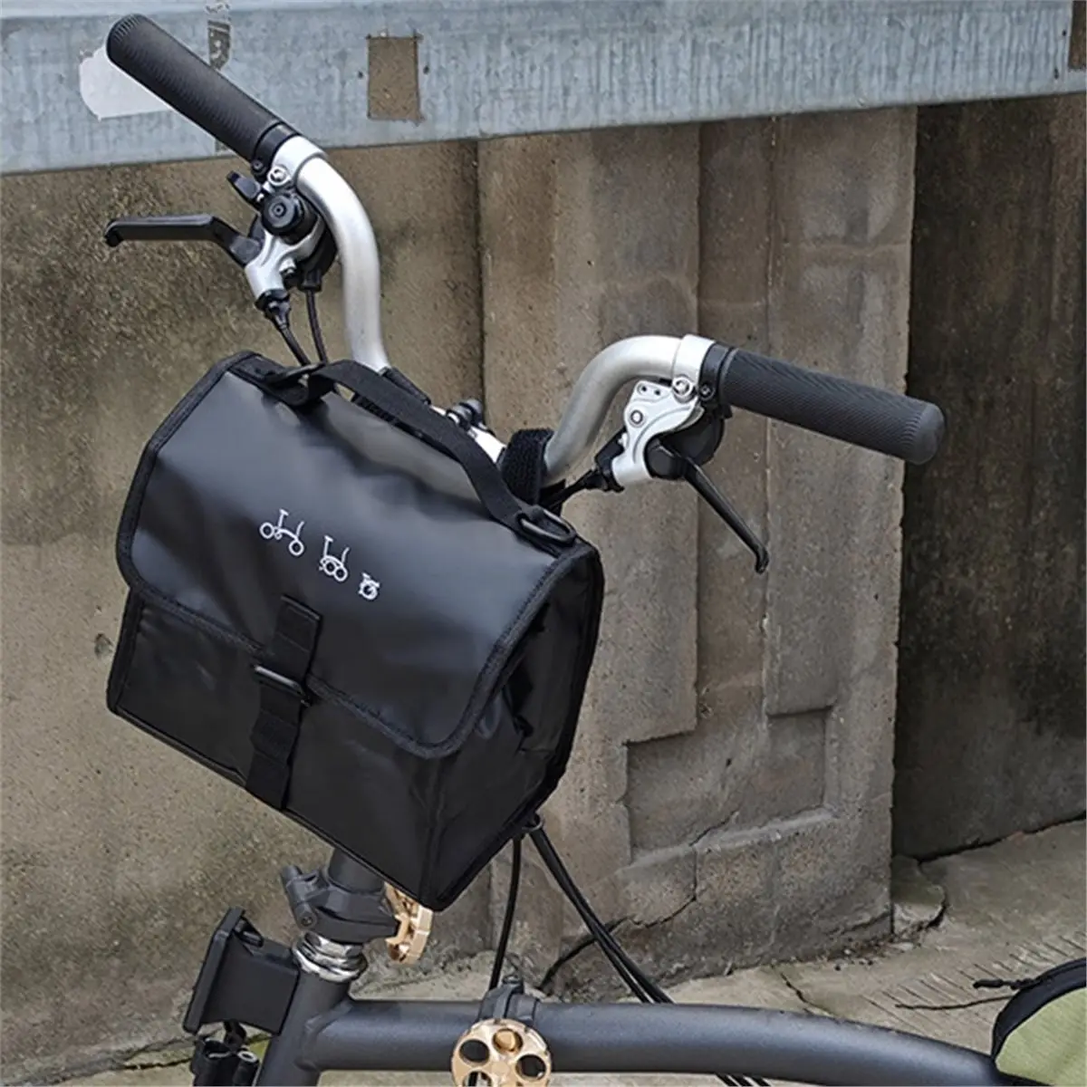 AD10 Bicycle Handlebar Bag Quick Release Bag for Brompton Folding Bike Front Tube Basket Waterproof Bag with Pig Nose
AD10 Bicycle Handlebar Bag Quick Release Bag for Brompton Folding Bike Front Tube Basket Waterproof Bag with Pig Nose