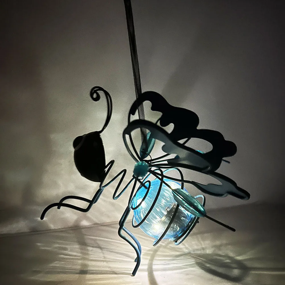 Solar-Powered Outdoor Figurine Light Decorative Flying Bee Hanging Lamp Metal Garden Statue Light for Patio Balcony Yard
Solar-Powered Outdoor Figurine Light Decorative Flying Bee Hanging Lamp Metal Garden Statue Light for Patio Balcony Yard