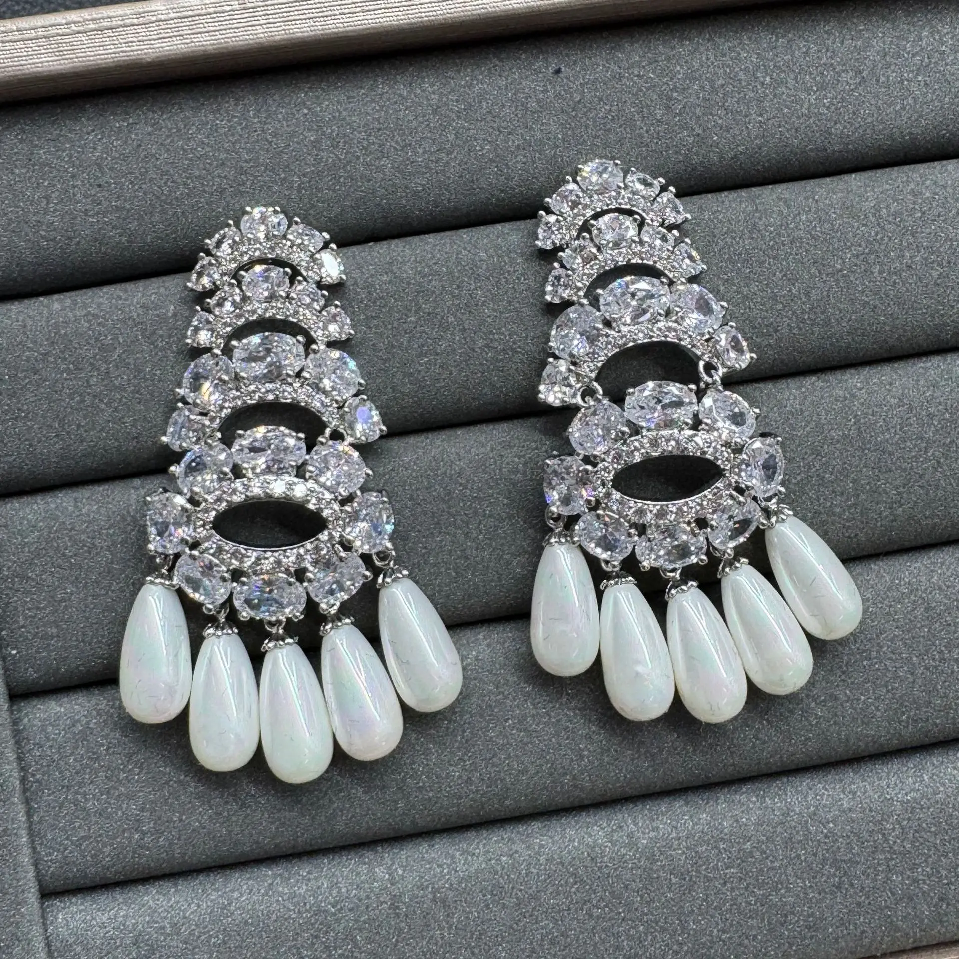 Teardrop Drop Earrings Cubic Zirconia Silver Plated Chandelier Statement Earrings for Women Bridal Wedding Party Jewelry
Teardrop Drop Earrings Cubic Zirconia Silver Plated Chandelier Statement Earrings for Women Bridal Wedding Party Jewelry