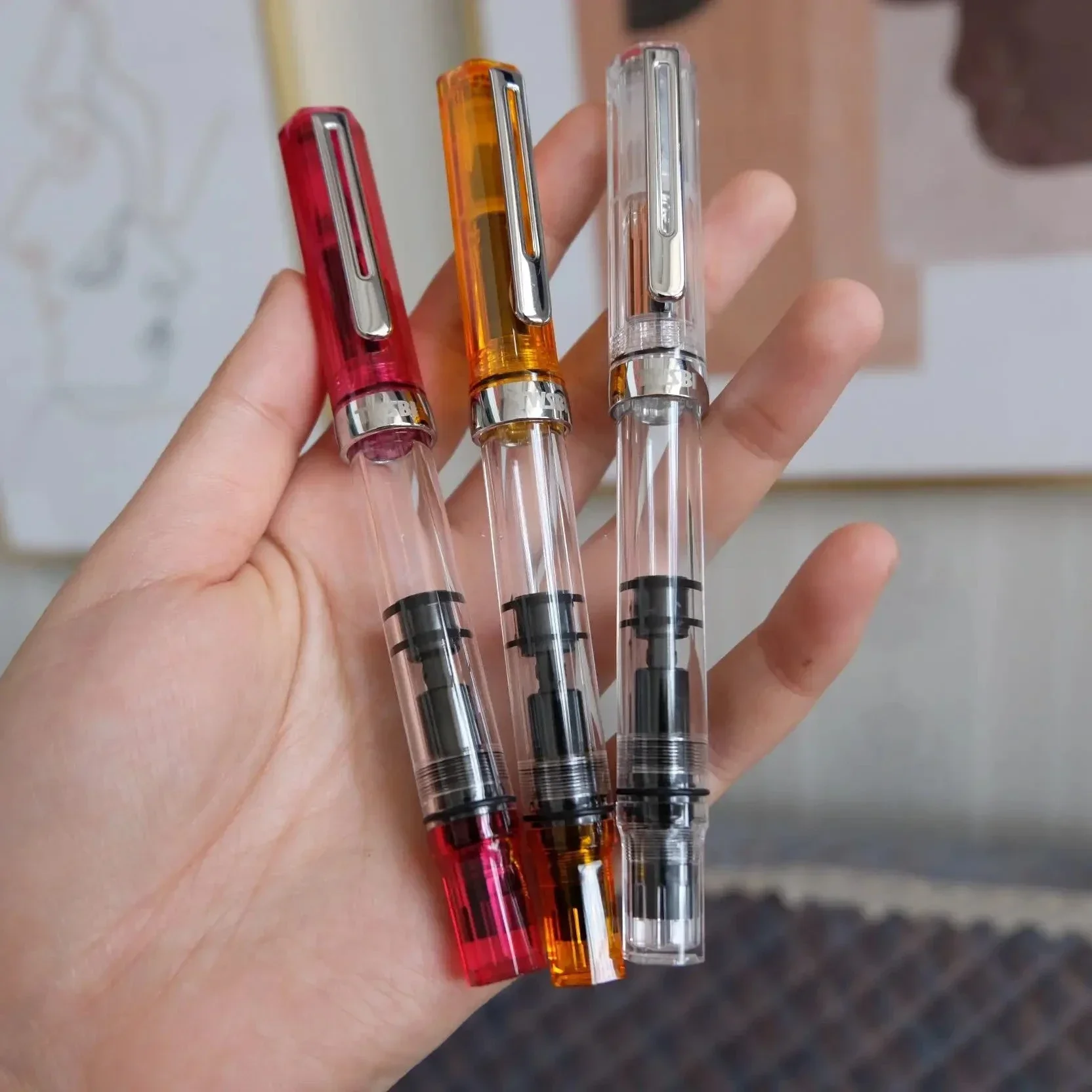 Новая перьевая ручка TWSBI ECO, прозрачный держатель для перьевой ручки из смолы, большая емкость для хранения чернил, студенческие письменные принадлежности, бизнес-принадлежности, подарок
Новая перьевая ручка TWSBI ECO, прозрачный держатель для перьевой ручки из смолы, большая емкость для хранения чернил, студенческие письменные принадлежности, бизнес-принадлежности, подарок