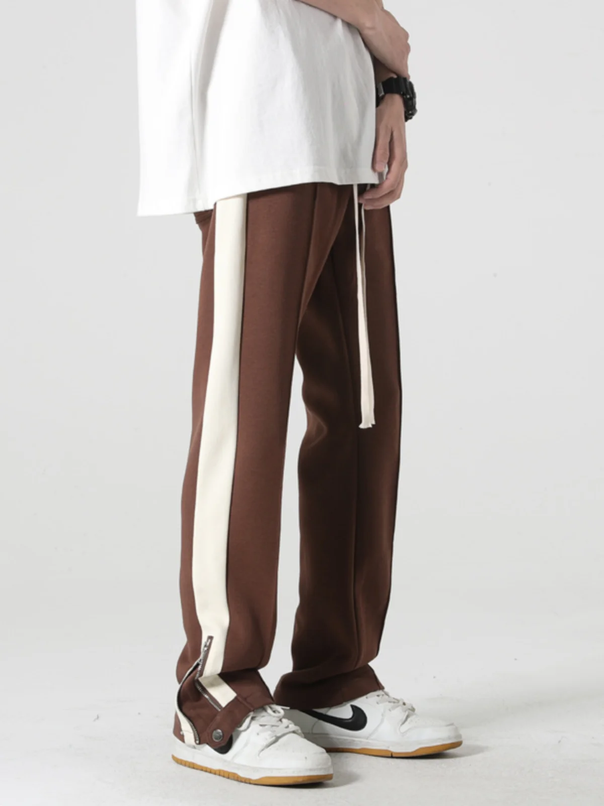 High Street Men's Sports Pants Autumn Side Stripe Zipper Split Straight Leg Sweatpants Faionable Haome Casual Trousers
High Street Men's Sports Pants Autumn Side Stripe Zipper Split Straight Leg Sweatpants Faionable Haome Casual Trousers