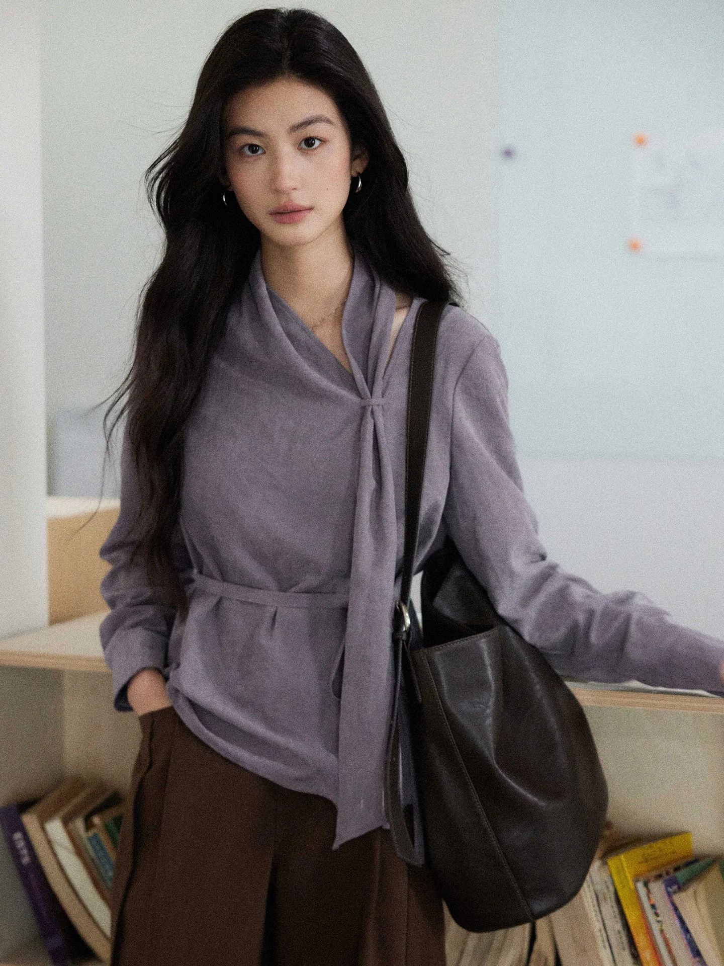 Женское платье Ele Purple: дизайнерская модель с эффектом утяжки на талии, драпированным воротником, из высококачественной ткани, для повседневной носки, в винтажном стиле
Женское платье Ele Purple: дизайнерская модель с эффектом утяжки на талии, драпированным воротником, из высококачественной ткани, для повседневной носки, в винтажном стиле