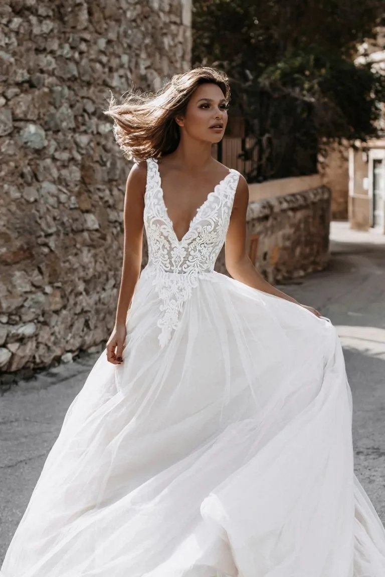 Classic A Line Wedding Dresses Deep V-Neck Appliques Tulle Lace Evening Party Gowns Vestido De Noiva Court Train Customized
Classic A Line Wedding Dresses Deep V-Neck Appliques Tulle Lace Evening Party Gowns Vestido De Noiva Court Train Customized