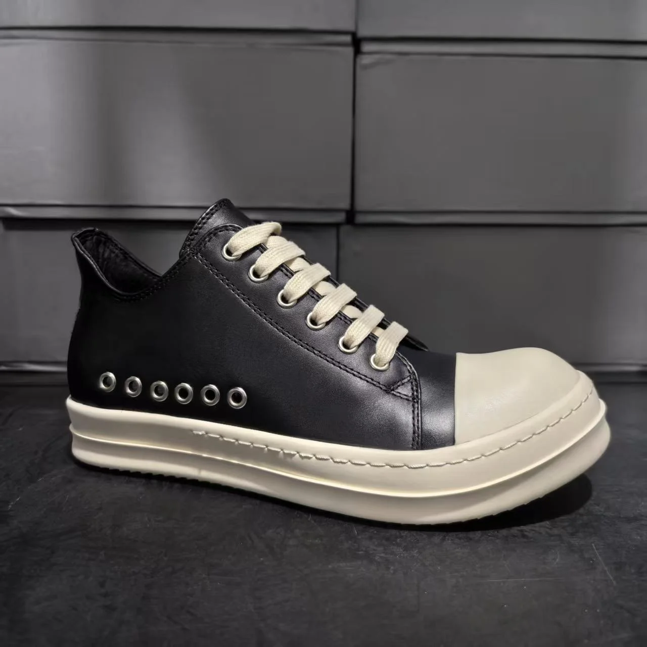 26ss New Ro Casual Shoes Men Black Leather Low Top Shoe Summer Thick Sole Streetwear Cowhide Luxury Breathable Women Sneakers
26ss New Ro Casual Shoes Men Black Leather Low Top Shoe Summer Thick Sole Streetwear Cowhide Luxury Breathable Women Sneakers
