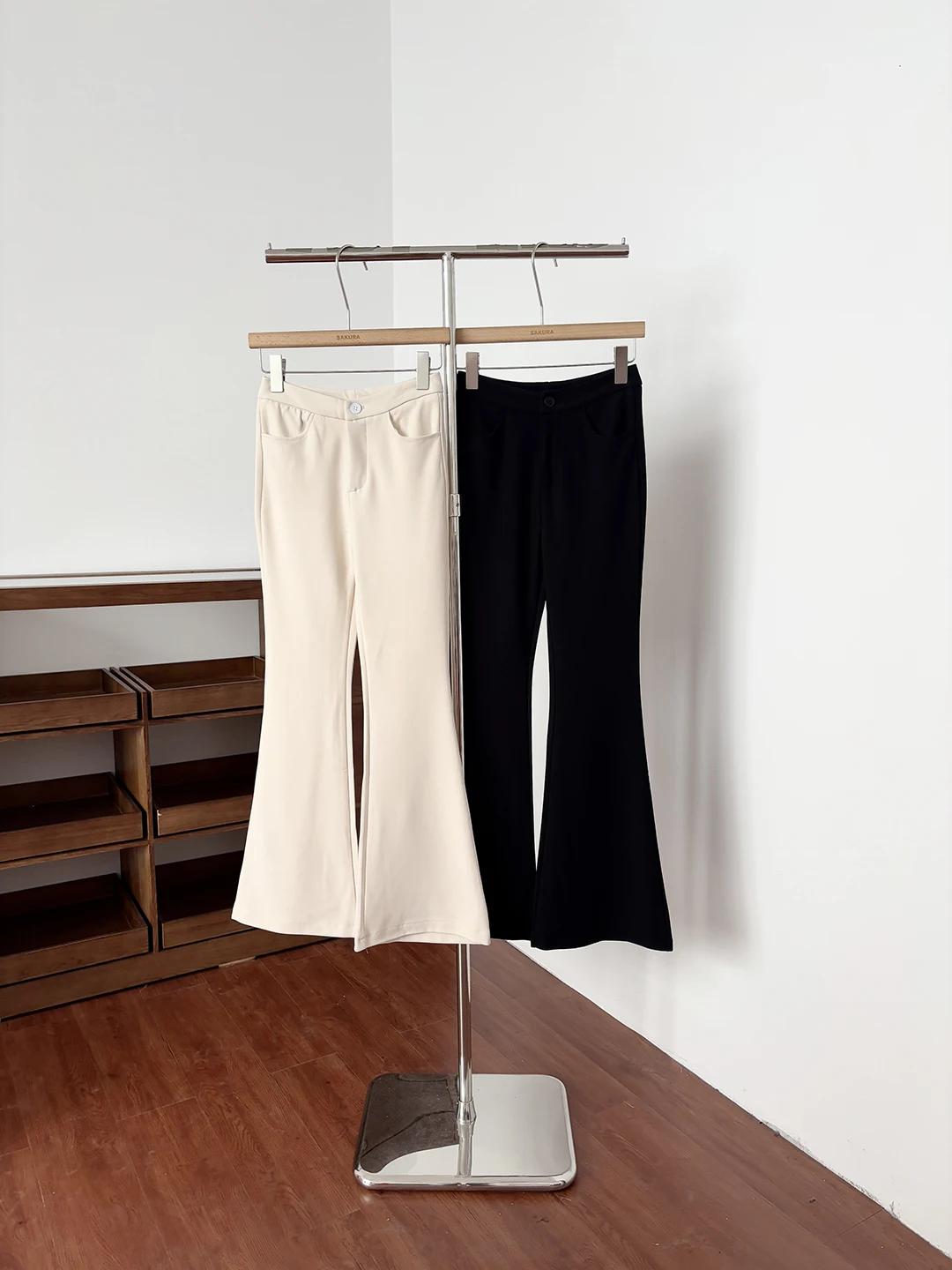 Женские повседневные расклешенные брюки Commute Slim Fit, весна 2026, новые универсальные облегающие повседневные длинные черные расклешенные брюки с высокой талией на пуговицах
Женские повседневные расклешенные брюки Commute Slim Fit, весна 2026, новые универсальные облегающие повседневные длинные черные расклешенные брюки с высокой талией на пуговицах