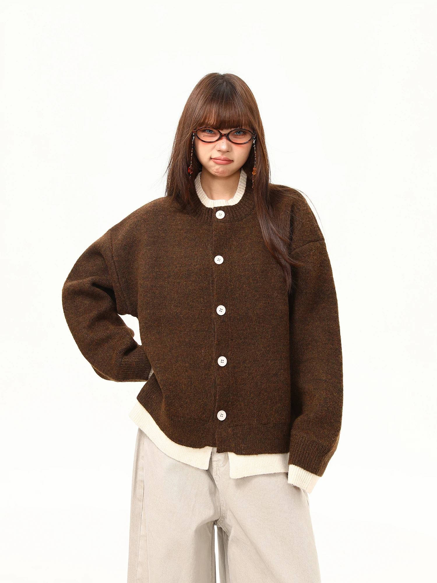 Женский вязаный кардиган Wild Azi Beau Advanced Sense с эффектом двухслойности, осенне-зимний, коричневый, в стиле Aosphere, уличный стиль
Женский вязаный кардиган Wild Azi Beau Advanced Sense с эффектом двухслойности, осенне-зимний, коричневый, в стиле Aosphere, уличный стиль