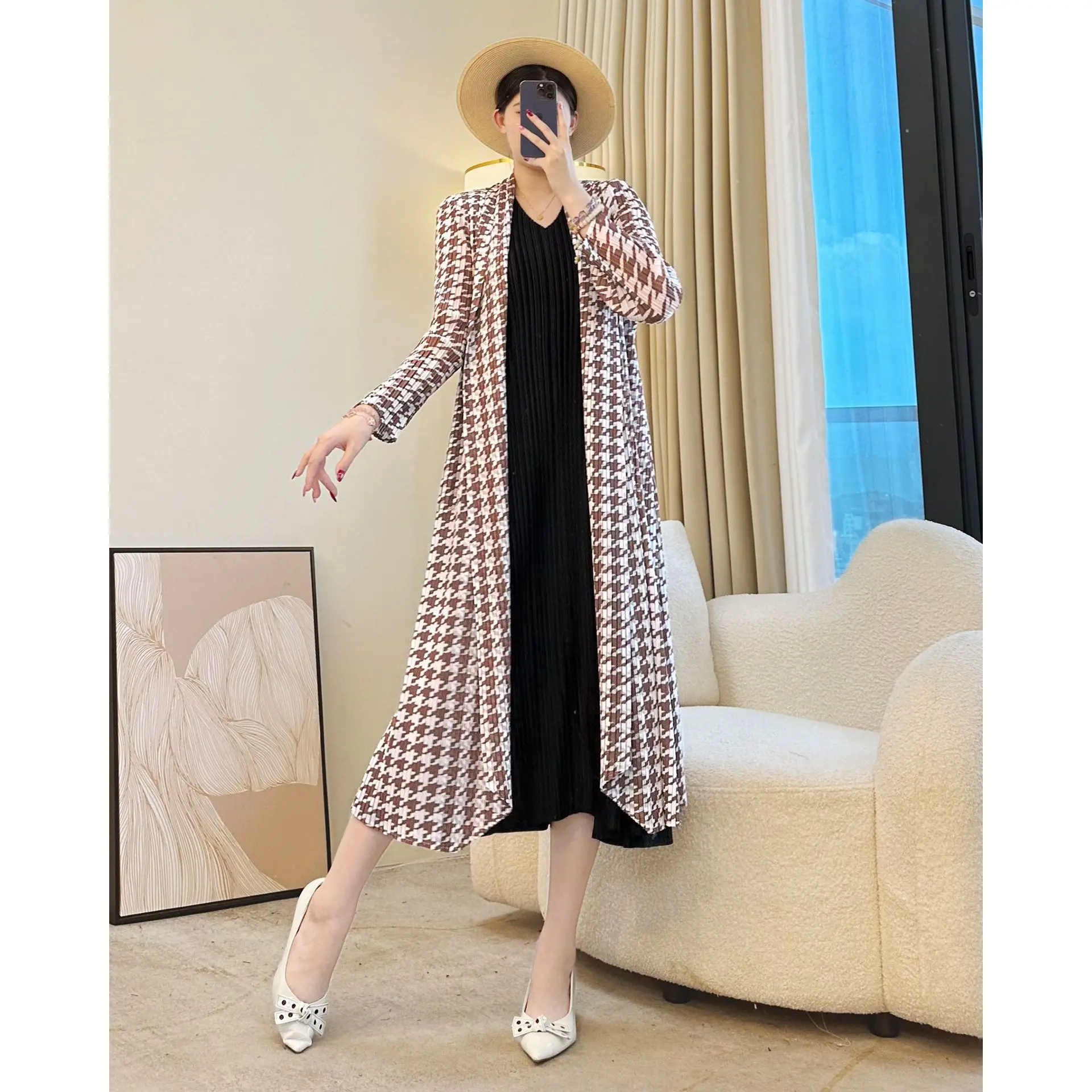 Длинная клетчатая ветровка Miyake, открытая клетчатая повседневная шикарная популярная куртка, модная авангардная женская одежда, осенняя одежда 2023 г.
Длинная клетчатая ветровка Miyake, открытая клетчатая повседневная шикарная популярная куртка, модная авангардная женская одежда, осенняя одежда 2023 г.