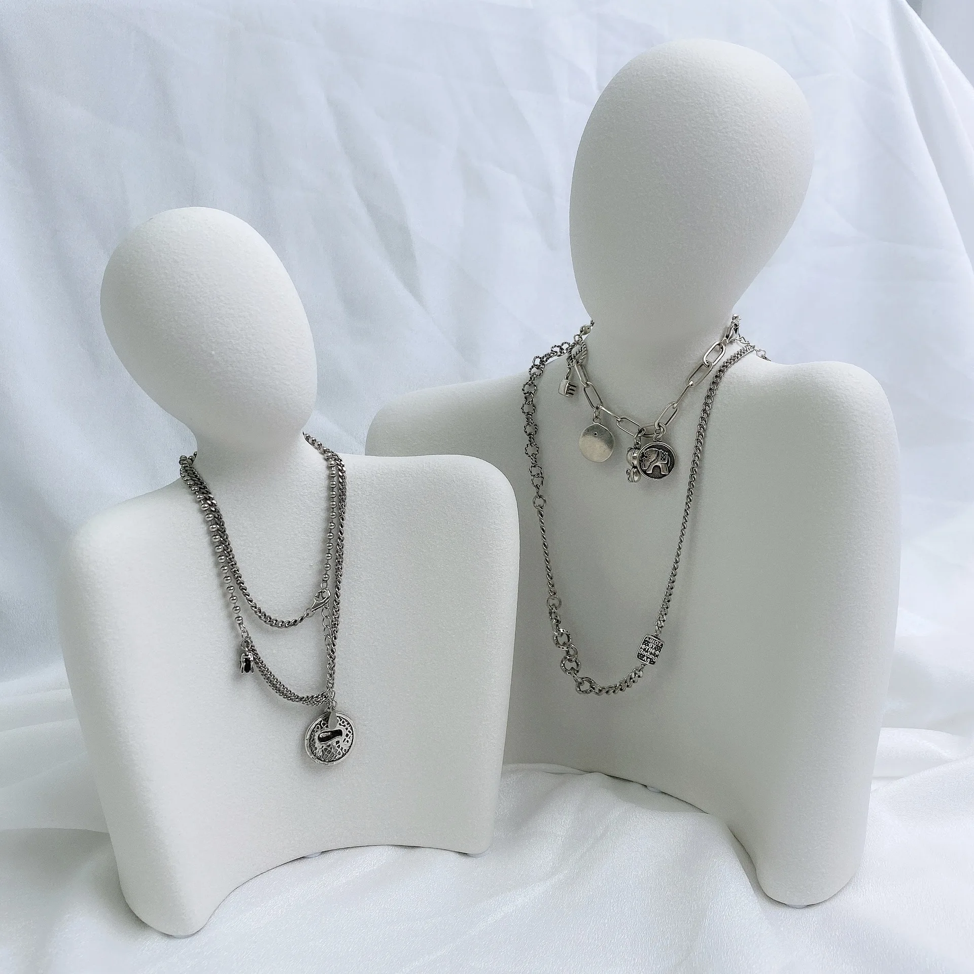 The new spot personality ceramic crafts lovers embrace models head necklace display props contracted fashion style
The new spot personality ceramic crafts lovers embrace models head necklace display props contracted fashion style