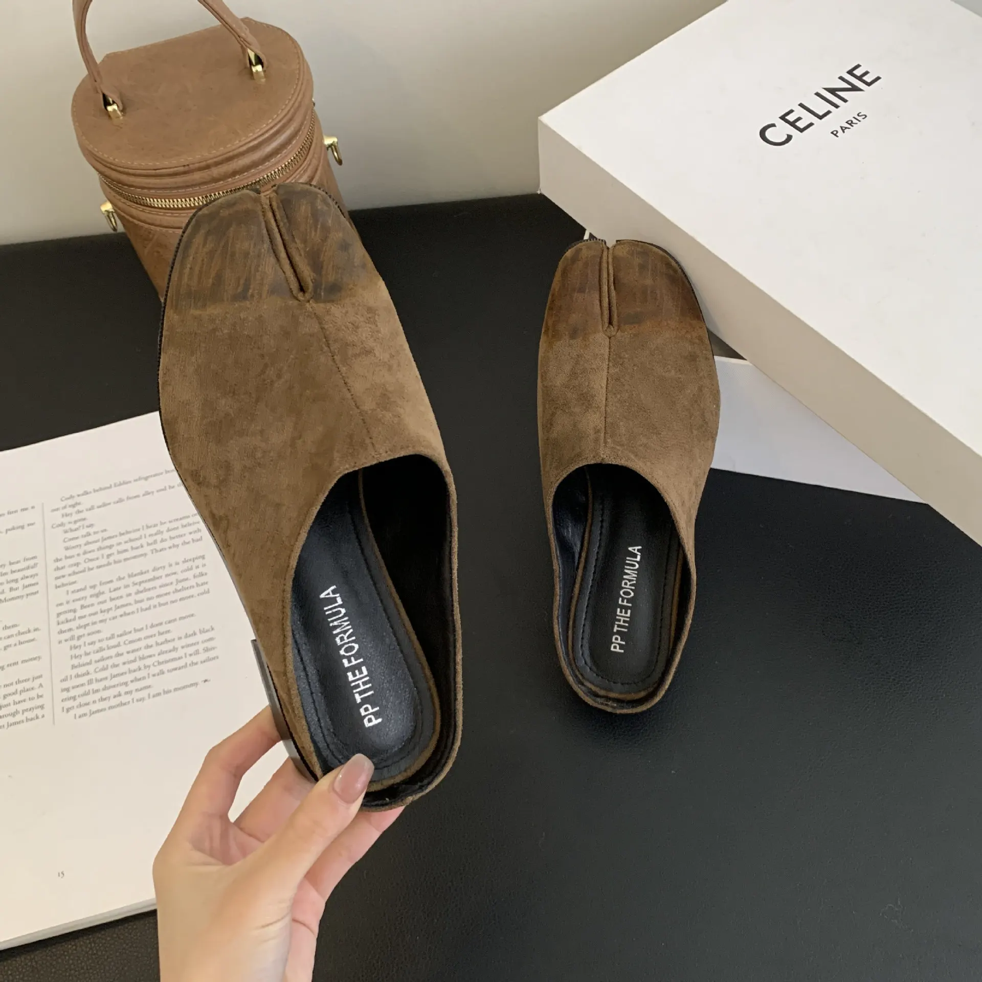 Top of The Line Shoes Colored Toe Split Toe Leather Shoes, Stuffed Lazy Slippers, Pig Feet, Thick Heels, Soft Soles, Mule Shoes
Top of The Line Shoes Colored Toe Split Toe Leather Shoes, Stuffed Lazy Slippers, Pig Feet, Thick Heels, Soft Soles, Mule Shoes
