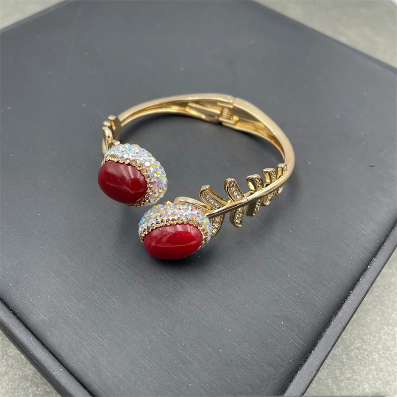 Natural Red Chalcedony Crystal Bracelet Feather Design Raw Quartz Open Bangle Women's Personality Vintage Jewelry
Natural Red Chalcedony Crystal Bracelet Feather Design Raw Quartz Open Bangle Women's Personality Vintage Jewelry
