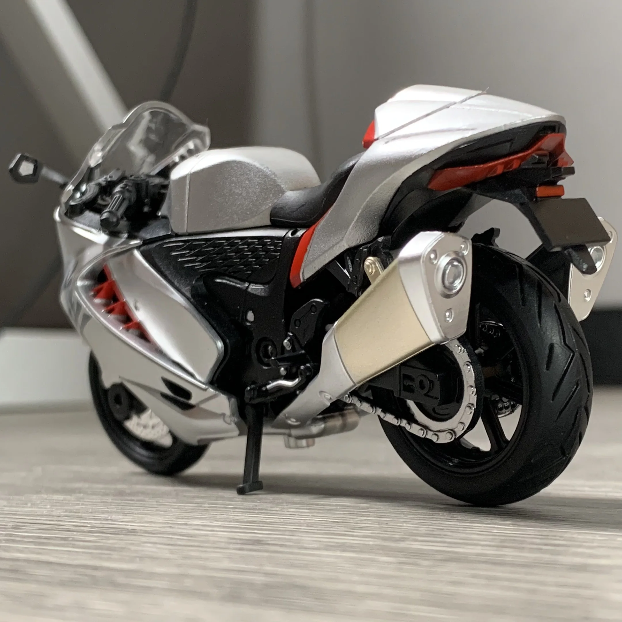 1:18 Su Hayabusa GSX1000R Honda CBR1000 Yamaha YZF-R1 Motorcycle Alloy Diecast Model Car Children Toy Car Shork-Absorber Toy
1:18 Su Hayabusa GSX1000R Honda CBR1000 Yamaha YZF-R1 Motorcycle Alloy Diecast Model Car Children Toy Car Shork-Absorber Toy