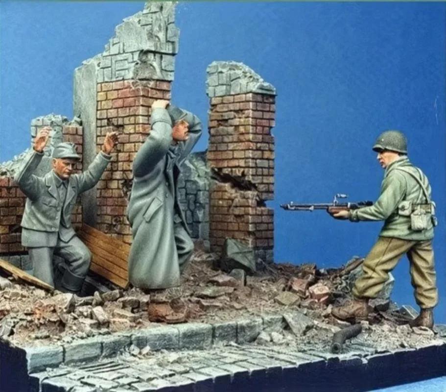 1/35 Scale Die Cast Resin Model Figure Assembling Kit US Army and 2 Captives History Miniature Toys Unassembled and Unpainted
1/35 Scale Die Cast Resin Model Figure Assembling Kit US Army and 2 Captives History Miniature Toys Unassembled and Unpainted