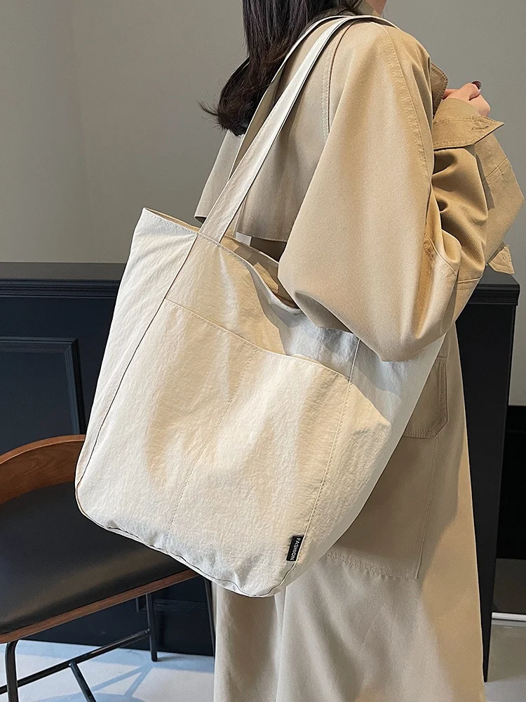 Легкая нейлоновая большая сумка, женская пригородная сумка-тоут, большая сумка Capaci для офисной работы, корейская мягкая сумка Sle
Легкая нейлоновая большая сумка, женская пригородная сумка-тоут, большая сумка Capaci для офисной работы, корейская мягкая сумка Sle