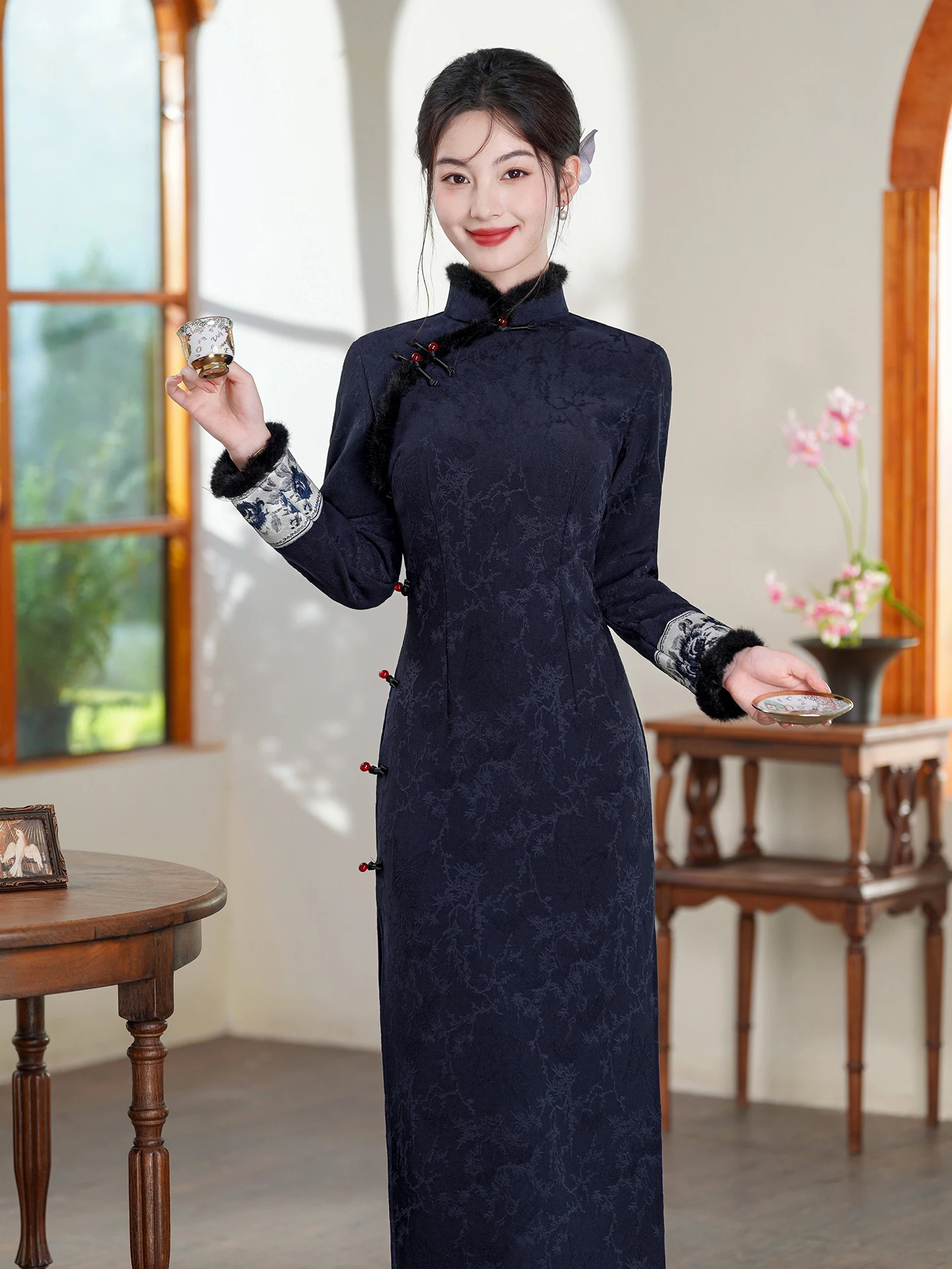 Утепленное зимнее платье-ципао в китайском стиле с длинным рукавом для молодых моделей, больших размеров, средней длины, для повседневной носки, из теплой смесовой ткани с полиэстером
Утепленное зимнее платье-ципао в китайском стиле с длинным рукавом для молодых моделей, больших размеров, средней длины, для повседневной носки, из теплой смесовой ткани с полиэстером