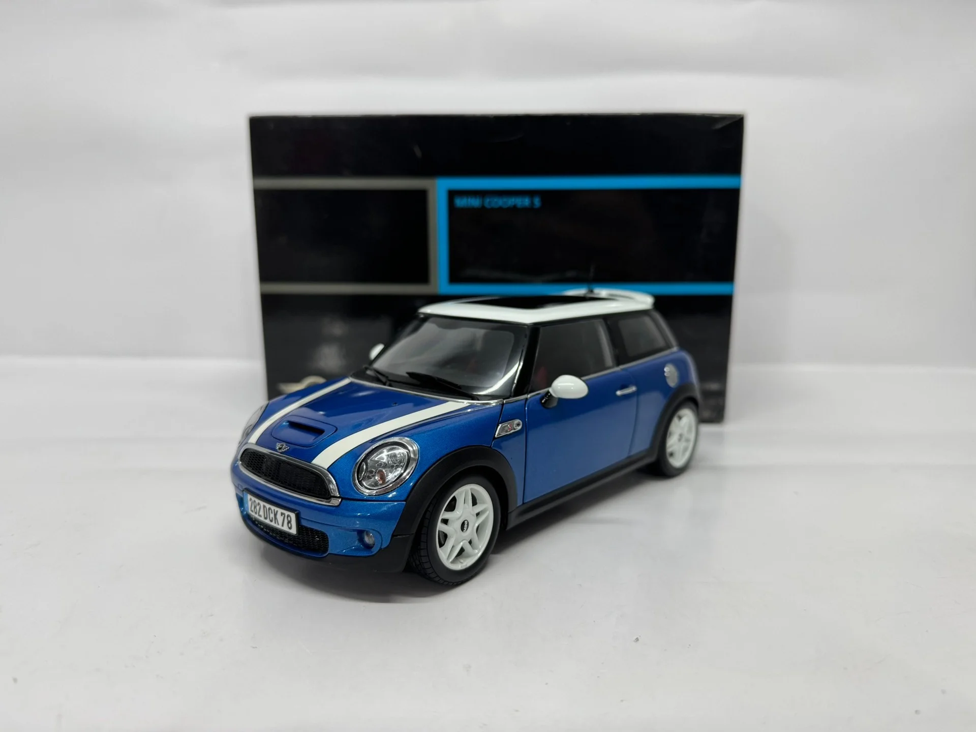 Металлическая статическая модель автомобиля Kyosho 1:18 Cooper S Blue, лимитированная серия, имитация, подарок
Металлическая статическая модель автомобиля Kyosho 1:18 Cooper S Blue, лимитированная серия, имитация, подарок