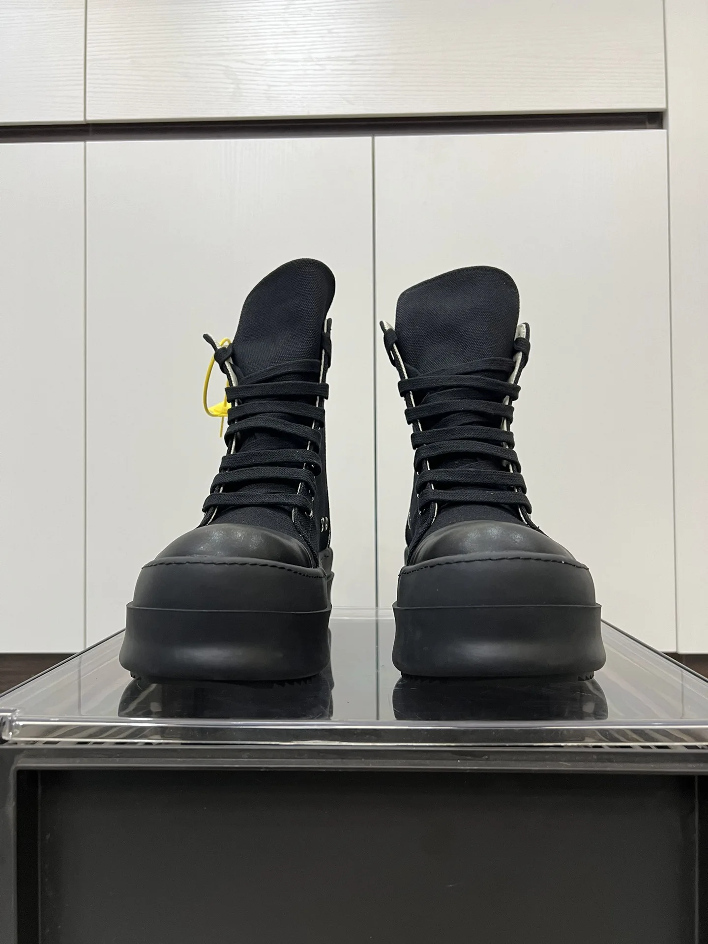 Man Luxury Designer Shoes Men Sneakers and Casual Shoes All Black Canvas Sneakers High Top Woman Height Increasing Shoes for Man
Man Luxury Designer Shoes Men Sneakers and Casual Shoes All Black Canvas Sneakers High Top Woman Height Increasing Shoes for Man