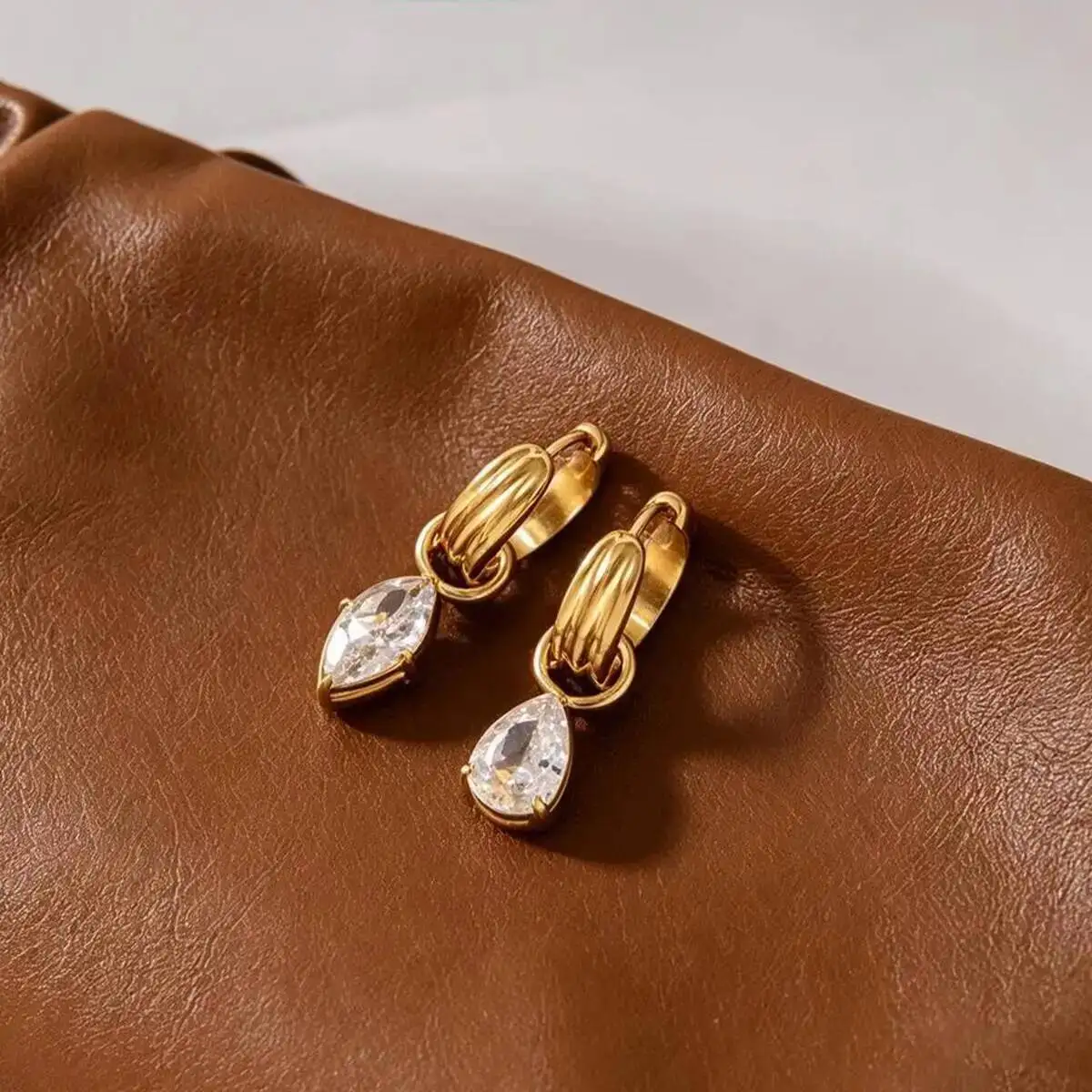 PuRui New Exquisite Zircon Water Drop Pendant Earrings for Women 18K PVD Gold Plated Stainless Steel Hoop Earrings Jewelry Gifts
PuRui New Exquisite Zircon Water Drop Pendant Earrings for Women 18K PVD Gold Plated Stainless Steel Hoop Earrings Jewelry Gifts