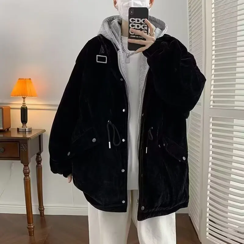 Осенне-зимняя утепленная куртка с капюшоном на флисовой подкладке для мужчин, повседневная, свободного кроя, с декоративными вставками, молодежная, из полиэфирного волокна
Осенне-зимняя утепленная куртка с капюшоном на флисовой подкладке для мужчин, повседневная, свободного кроя, с декоративными вставками, молодежная, из полиэфирного волокна