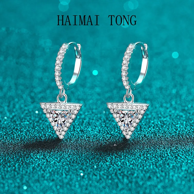HAIMAITONG Triangle-shaped morganite earrings with platinum 950 clasps, as ear ornaments.
HAIMAITONG Triangle-shaped morganite earrings with platinum 950 clasps, as ear ornaments.