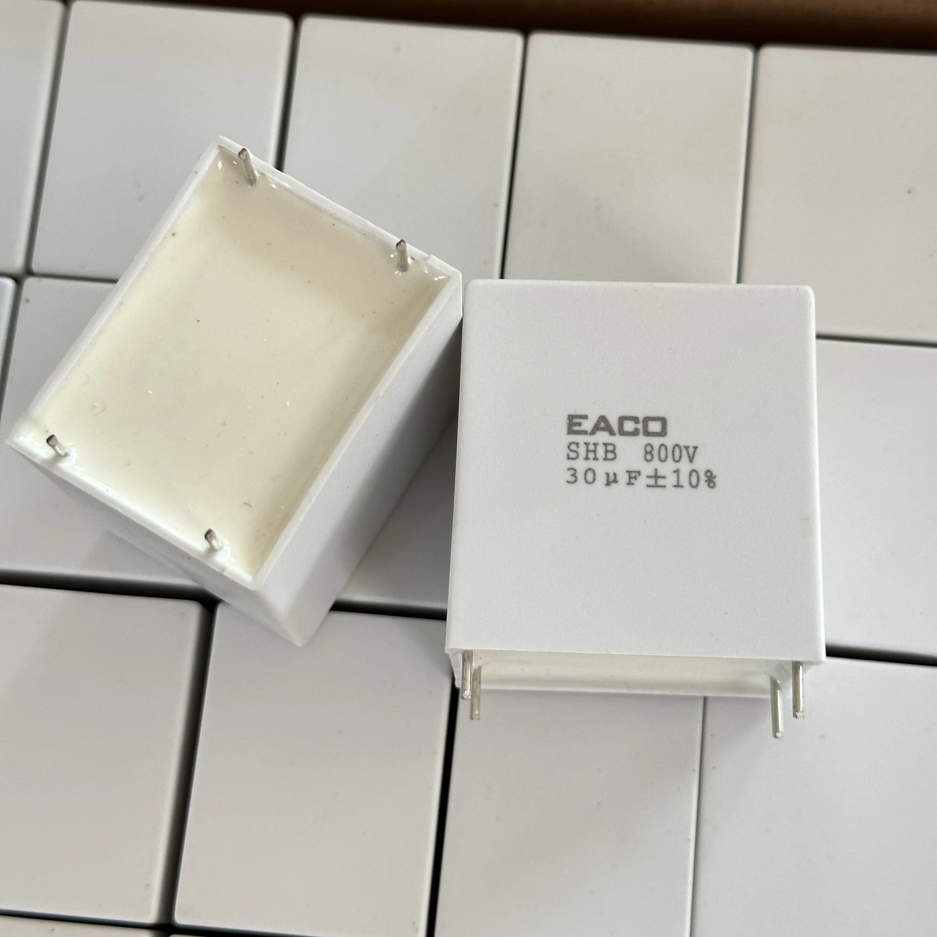 Brand new original EACO SHB-800-30-4F* 30UF 800V DC sinusoidal filter photovoltaic inverter film capacitor size 42*35*45MM P 37.
Brand new original EACO SHB-800-30-4F* 30UF 800V DC sinusoidal filter photovoltaic inverter film capacitor size 42*35*45MM P 37.
