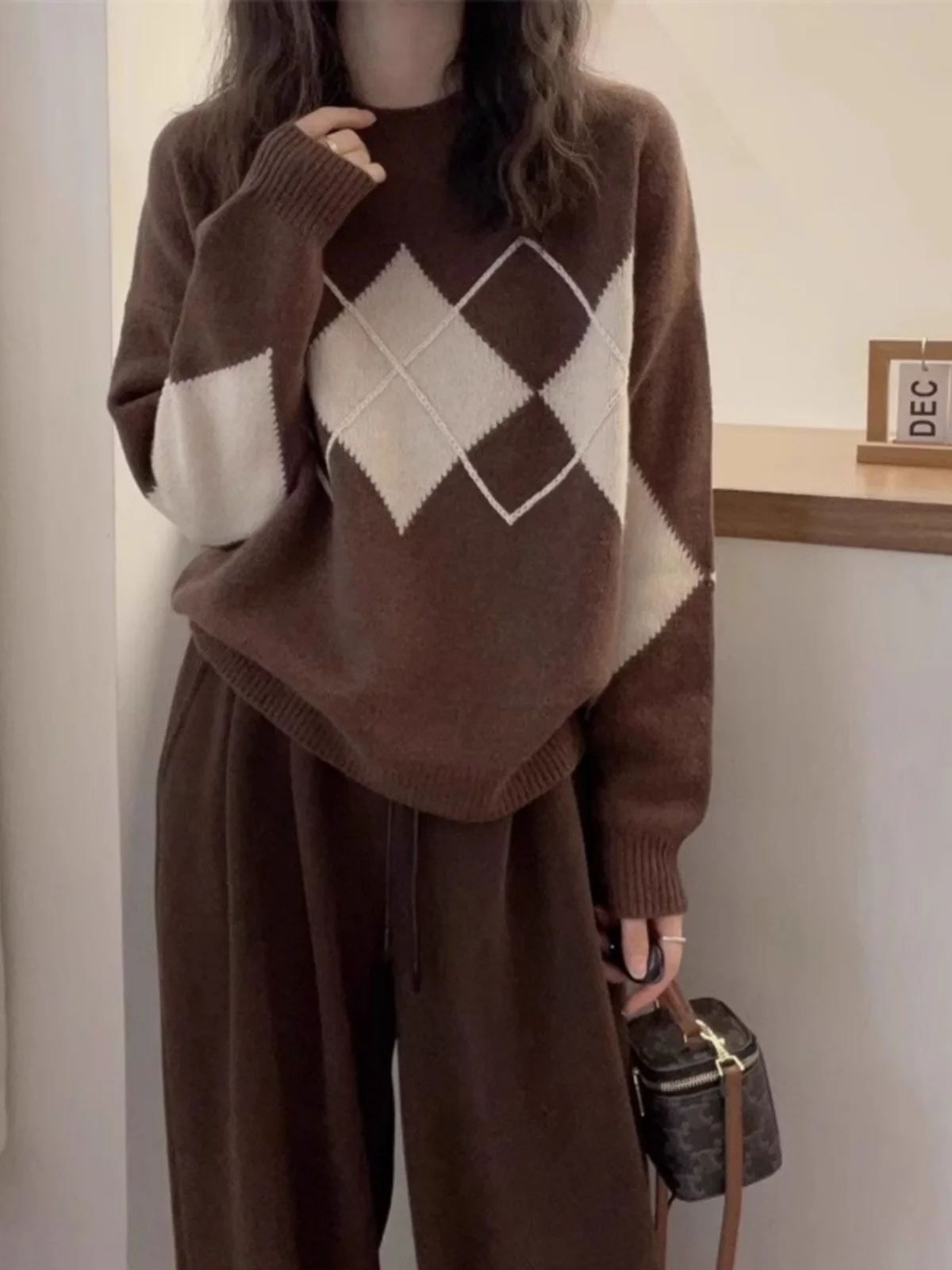 Winter 2024 Women's Knitted Sweater Honey Bear Velvet round Ne Quilted Color Blo off oulder Warmth Emitting Woolen Coat
Winter 2024 Women's Knitted Sweater Honey Bear Velvet round Ne Quilted Color Blo off oulder Warmth Emitting Woolen Coat