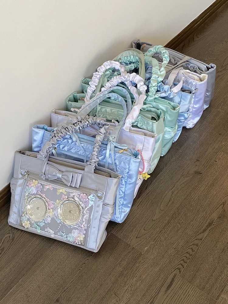 Женская сумка-тоут в стиле Лолита с большим объемом, оригинальный дизайн, с ленточными элементами, на одно плечо, из мягкого материала, для повседневного использования
Женская сумка-тоут в стиле Лолита с большим объемом, оригинальный дизайн, с ленточными элементами, на одно плечо, из мягкого материала, для повседневного использования