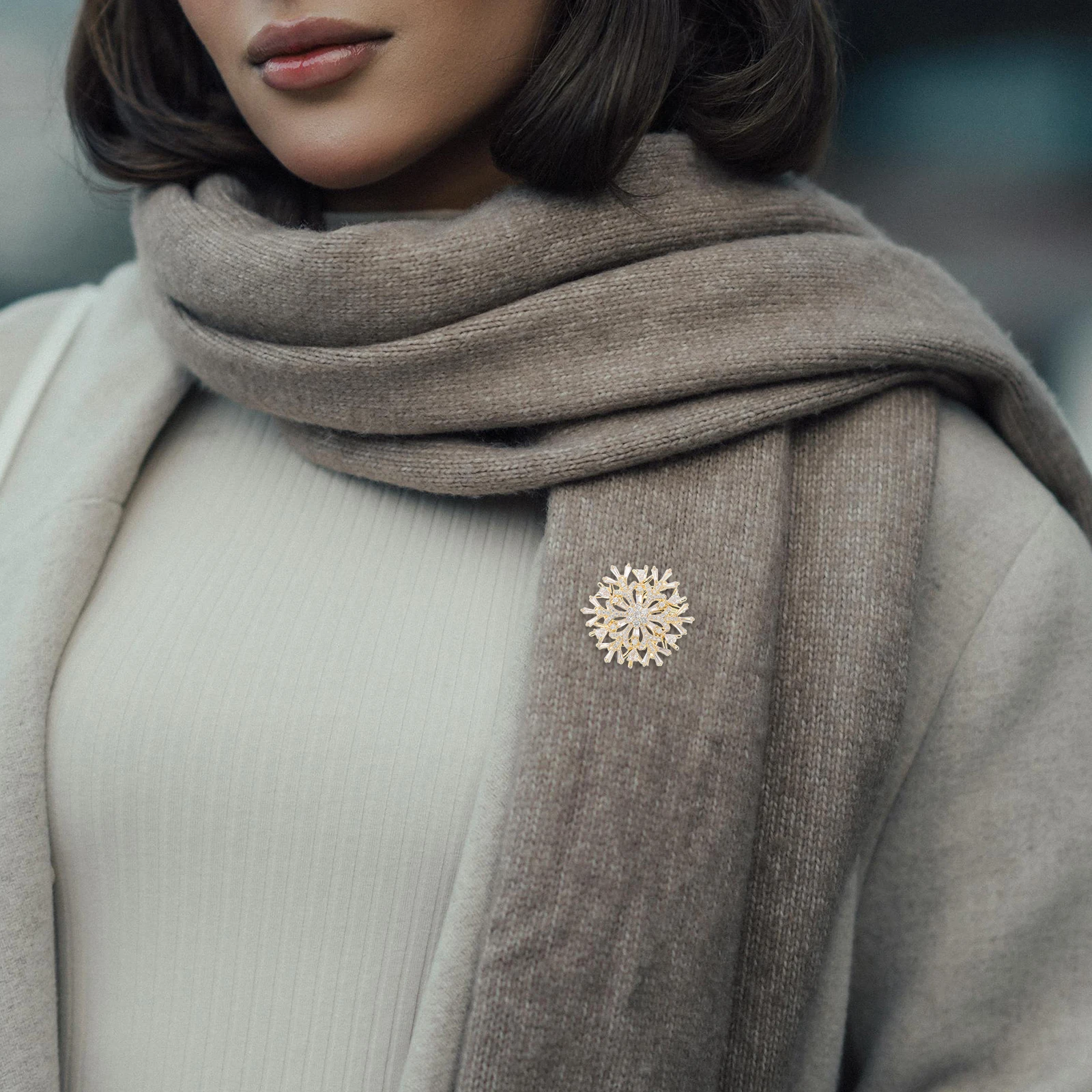 Snowflake Brooch Pins Luxury Zircon Artificial Pearl Golden Color Women Fashion Accessories Elegant Design Dazzling Stones
Snowflake Brooch Pins Luxury Zircon Artificial Pearl Golden Color Women Fashion Accessories Elegant Design Dazzling Stones