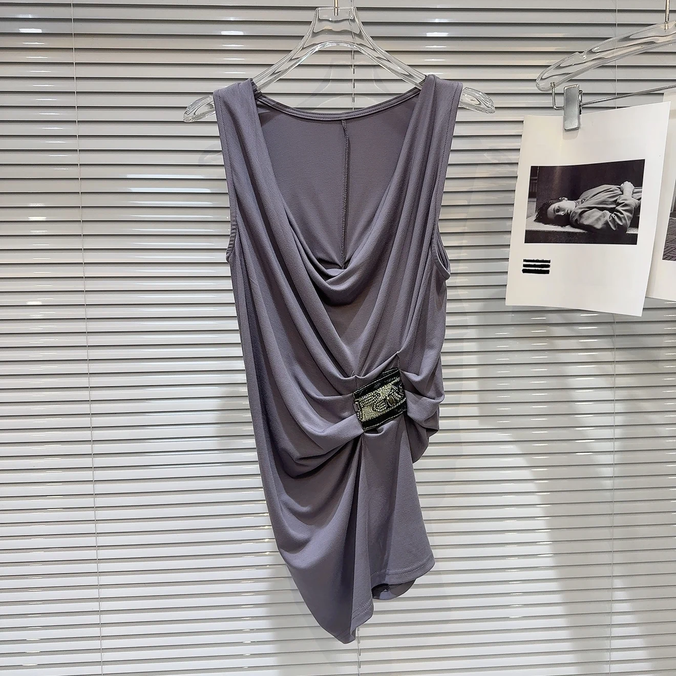 Лето 202, модный однотонный легкий жилет Lazy Sle, женский плиссированный пилонг на пуговицах, облегающая праздничная одежда
Лето 202, модный однотонный легкий жилет Lazy Sle, женский плиссированный пилонг на пуговицах, облегающая праздничная одежда