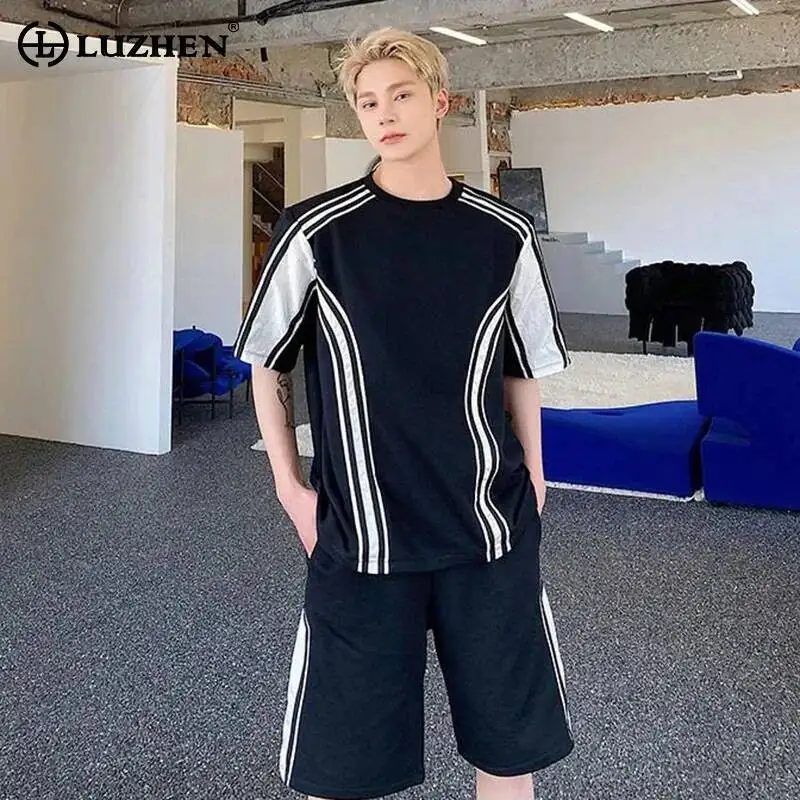 LUZHEN 2026 Summer Color Contrast Stripe Printed Short Sleeve T-shirts Men's Stylish Straight Shorts Pants Two-piece Sets JY7034
LUZHEN 2026 Summer Color Contrast Stripe Printed Short Sleeve T-shirts Men's Stylish Straight Shorts Pants Two-piece Sets JY7034