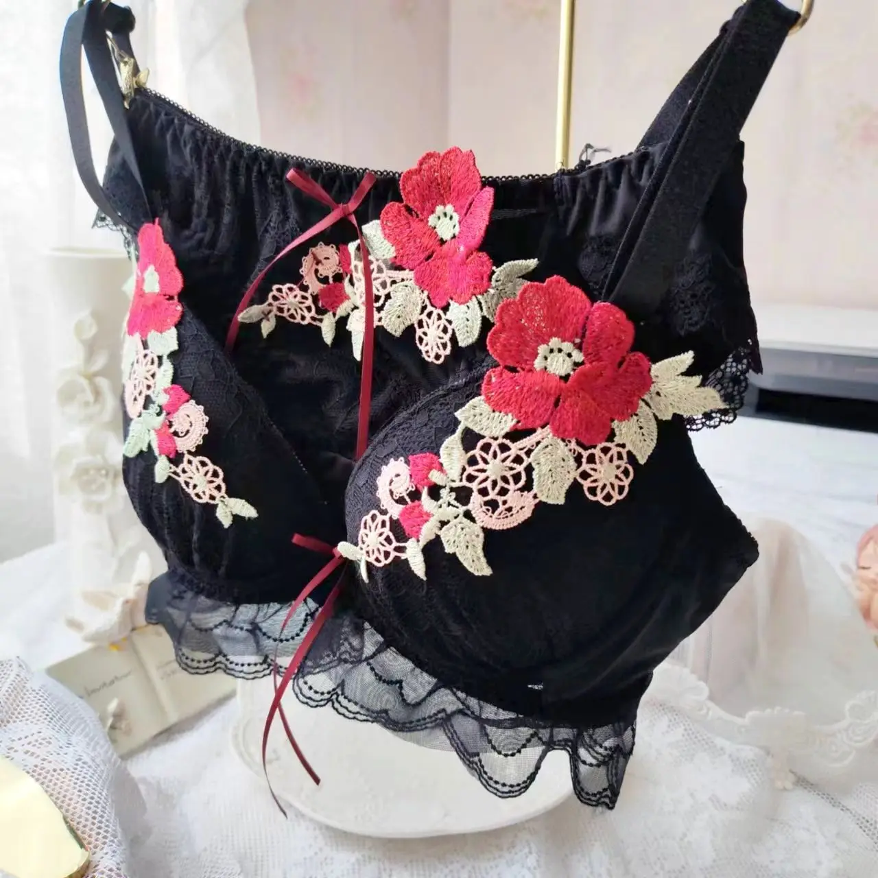 Sweet little fresh deep V thin cup underwear heavy floral embroidery bra set with large size A-F cup lingerie with underpants
Sweet little fresh deep V thin cup underwear heavy floral embroidery bra set with large size A-F cup lingerie with underpants