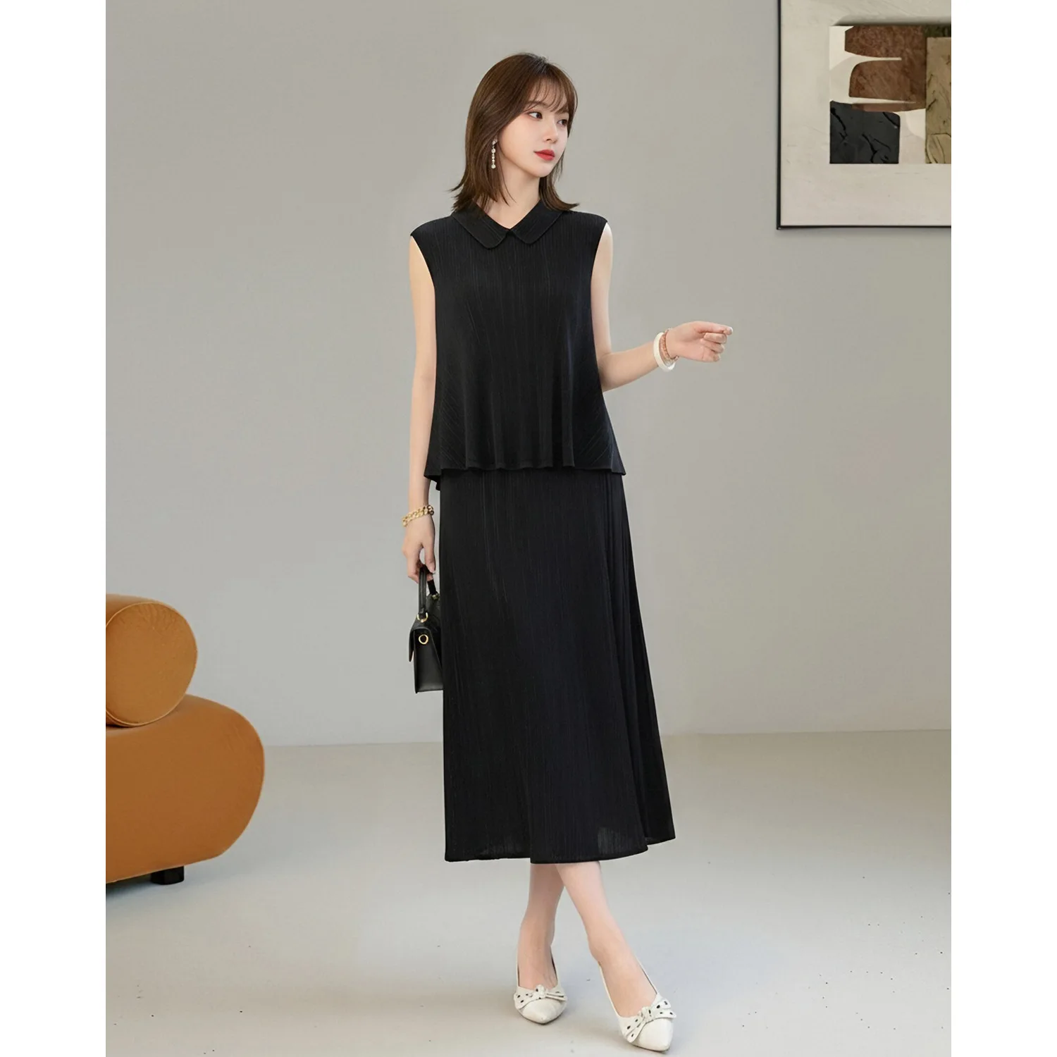 Miyake Pleated Women's Suit 2026 Japanese Design Loose and Simple Doll Collar Vest Top + Elastic Waist Skirt Two-piece Set
Miyake Pleated Women's Suit 2026 Japanese Design Loose and Simple Doll Collar Vest Top + Elastic Waist Skirt Two-piece Set