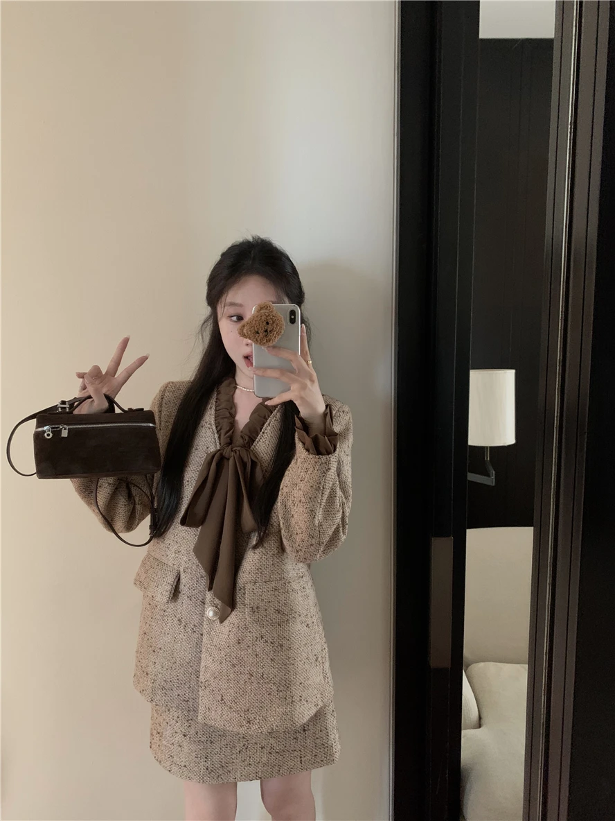 2024 Fall and Winter New Women Two Piece Skirt Sets Lace-up V-neck Long Sleeve Suit Jacket + A Line Mini Skirt Outfits Female
2024 Fall and Winter New Women Two Piece Skirt Sets Lace-up V-neck Long Sleeve Suit Jacket + A Line Mini Skirt Outfits Female