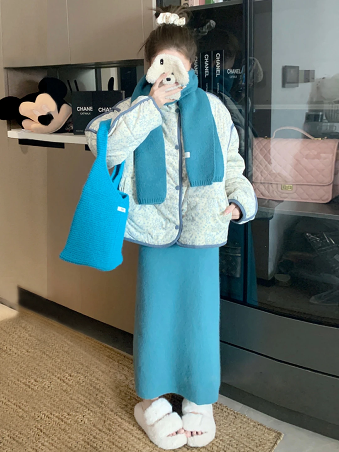 Комплект из трех предметов: зимняя модная корейская куртка больших размеров с воротником-стойкой, синим цветочным принтом, шарф и юбка для женщин
Комплект из трех предметов: зимняя модная корейская куртка больших размеров с воротником-стойкой, синим цветочным принтом, шарф и юбка для женщин