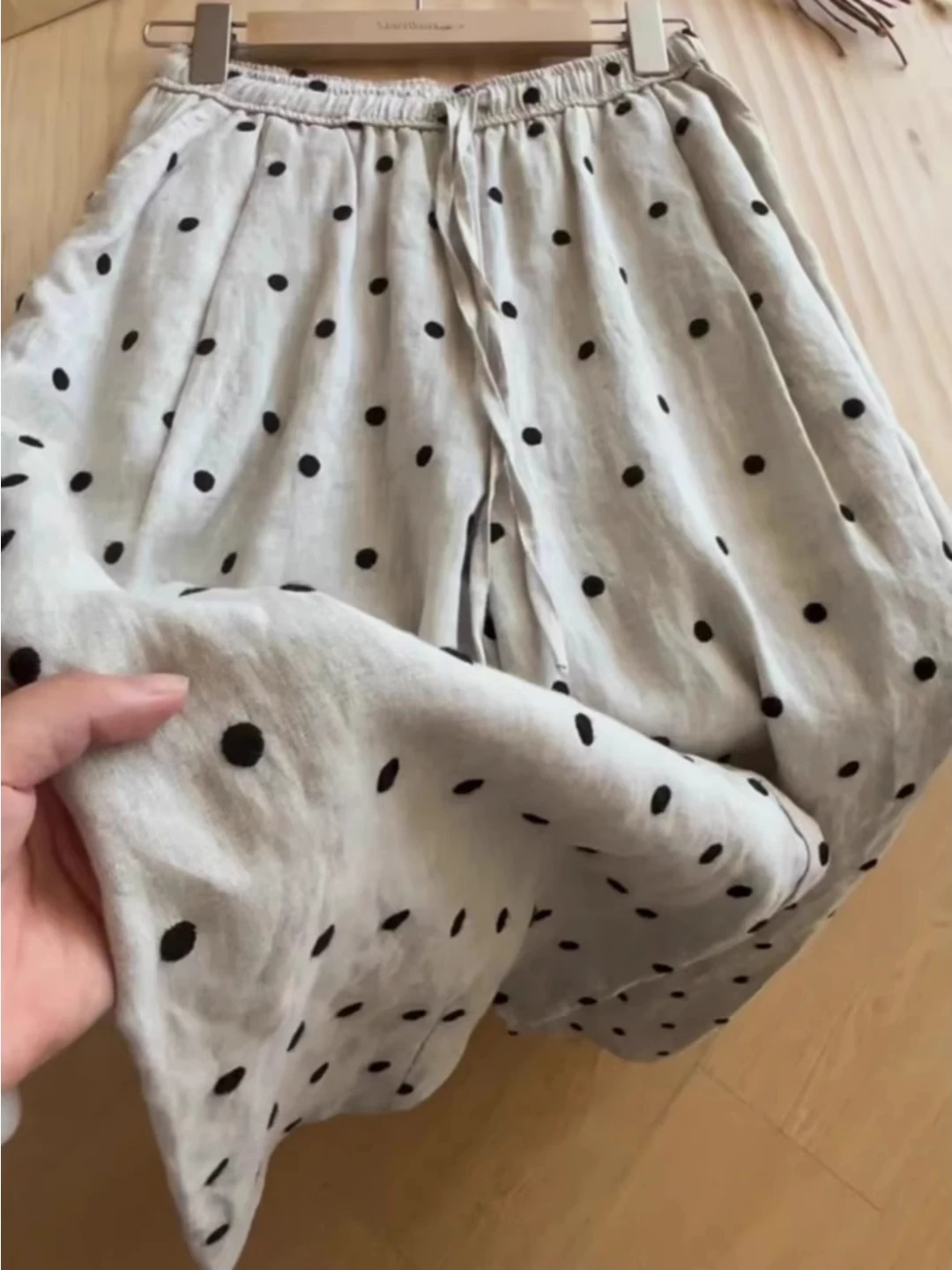 Retro Polka Dot Wide Leg Pants Women's Summer New Elastic High Waist Straight Casual Long Trousers Korean Style Commute Wind
Retro Polka Dot Wide Leg Pants Women's Summer New Elastic High Waist Straight Casual Long Trousers Korean Style Commute Wind