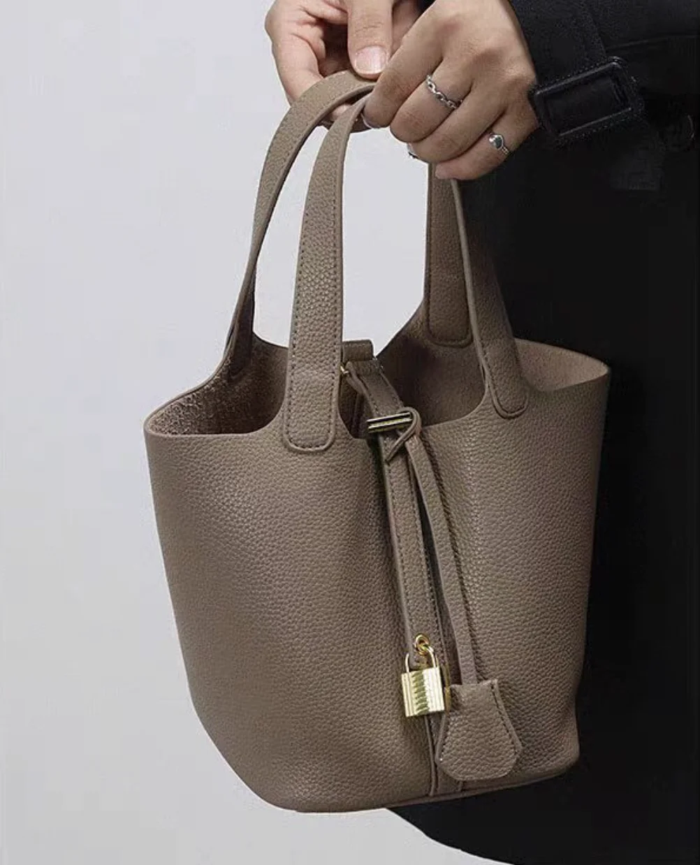 Classic bucket bag, fashionable handbag, built-in makeup bag, trendy and versatile new women's bag, commuting bag
Classic bucket bag, fashionable handbag, built-in makeup bag, trendy and versatile new women's bag, commuting bag