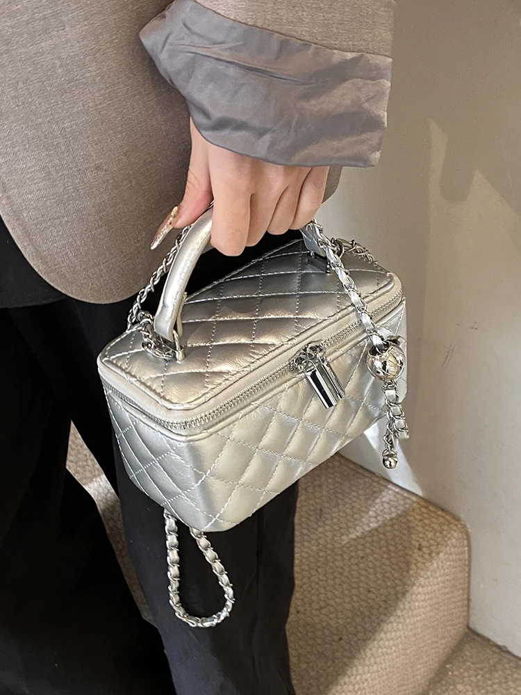Chic Chain Diamond Pattern Square Bag Crossbody Shoulder Handbag Stylish Box Shape PU Leather Casual Versatile Medium Size
Chic Chain Diamond Pattern Square Bag Crossbody Shoulder Handbag Stylish Box Shape PU Leather Casual Versatile Medium Size