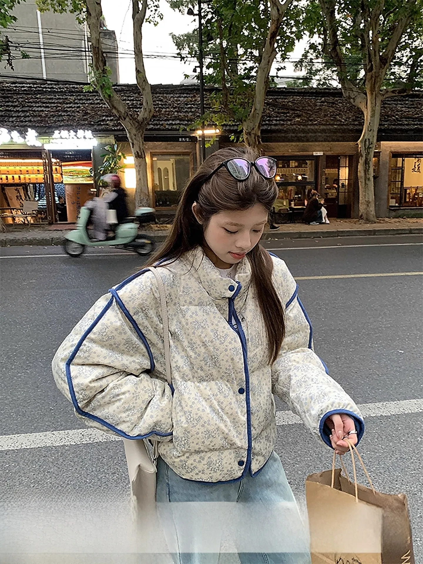 Женская корейская утепленная куртка-пуховик с цветочным принтом, воротником-стойкой, свободного кроя, универсальная зимняя верхняя одежда для молодых женщин
Женская корейская утепленная куртка-пуховик с цветочным принтом, воротником-стойкой, свободного кроя, универсальная зимняя верхняя одежда для молодых женщин