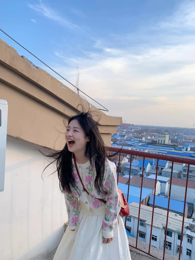 Нежный вязаный свитер с цветочным узором для ранней весны, женский модный универсальный кардиган с эффектом похудения, мягкий теплый топ с длинными рукавами и круглым вырезом
Нежный вязаный свитер с цветочным узором для ранней весны, женский модный универсальный кардиган с эффектом похудения, мягкий теплый топ с длинными рукавами и круглым вырезом