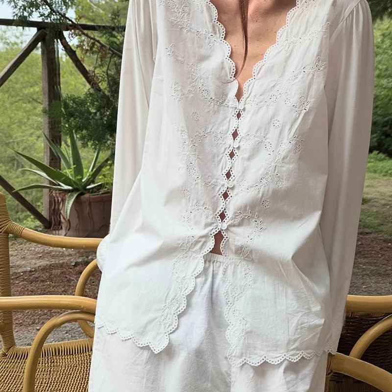 Retro V-neck Bell Sleeve Embroidered Slim Fit Shirt Women's Summer New Style French Style Cotton Long Sleeve Shirt
Retro V-neck Bell Sleeve Embroidered Slim Fit Shirt Women's Summer New Style French Style Cotton Long Sleeve Shirt