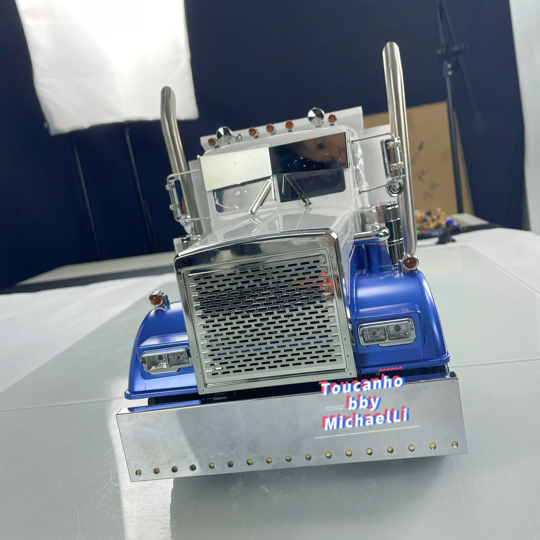1/14 RTR LESU Customized 6x4 RC Tractor Truck 56344 Metal Chassis Remote Control Cars with Sound Light System Toy Model Gift
1/14 RTR LESU Customized 6x4 RC Tractor Truck 56344 Metal Chassis Remote Control Cars with Sound Light System Toy Model Gift