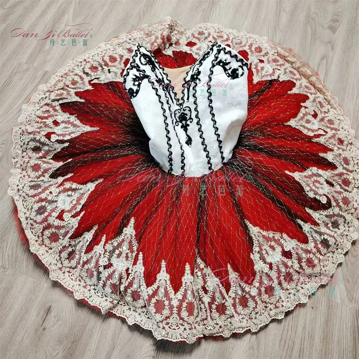 Danyiballet Tang Quixote disk skirt ballet dress red competition performance skirt professional customization
Danyiballet Tang Quixote disk skirt ballet dress red competition performance skirt professional customization