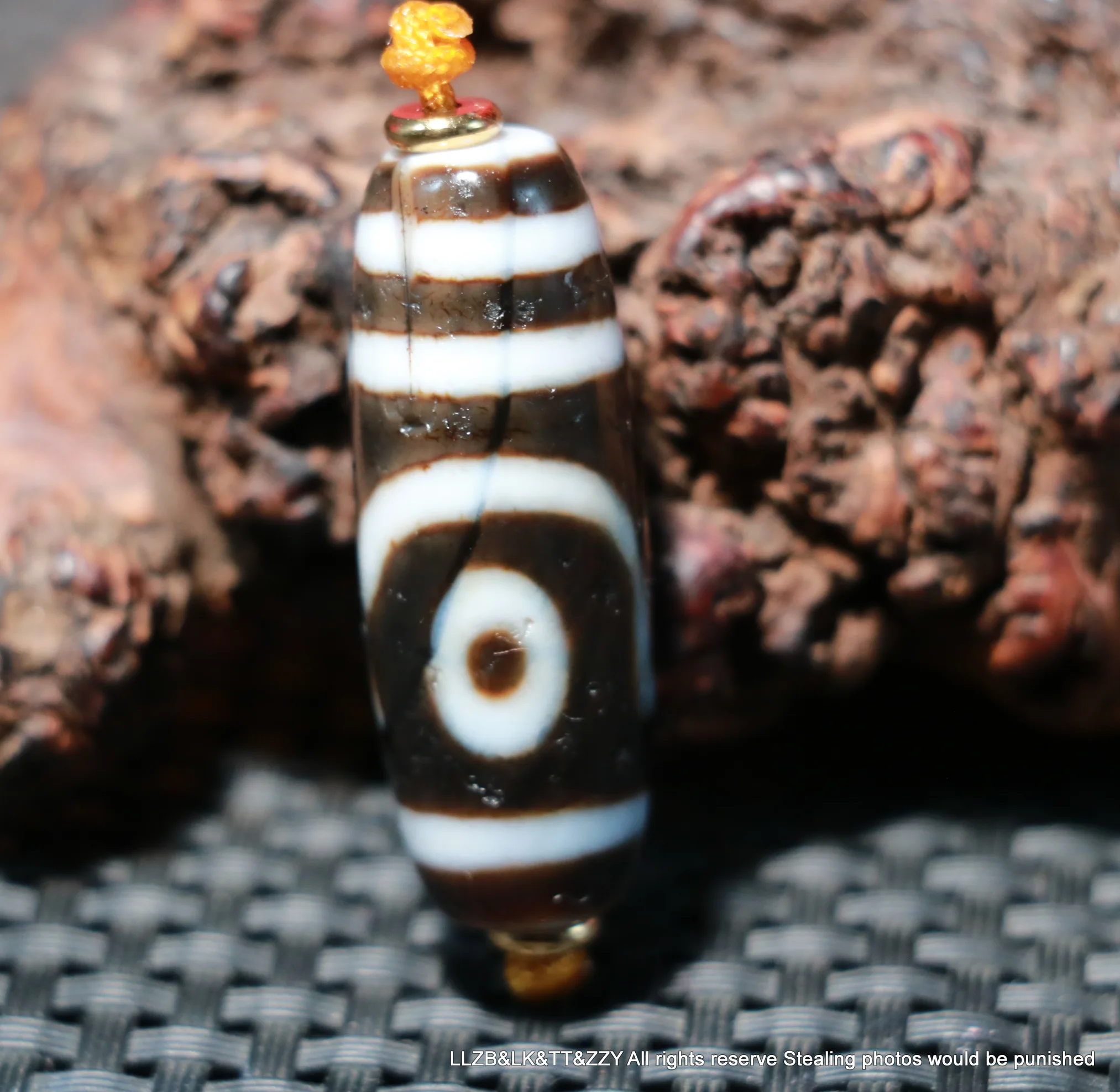 A Magic Energy Tibetan Top Old Agate Lotus heart 2 Eye dZi Bead Totem Fit For Bracelet LKbrother UPD0703V58
A Magic Energy Tibetan Top Old Agate Lotus heart 2 Eye dZi Bead Totem Fit For Bracelet LKbrother UPD0703V58