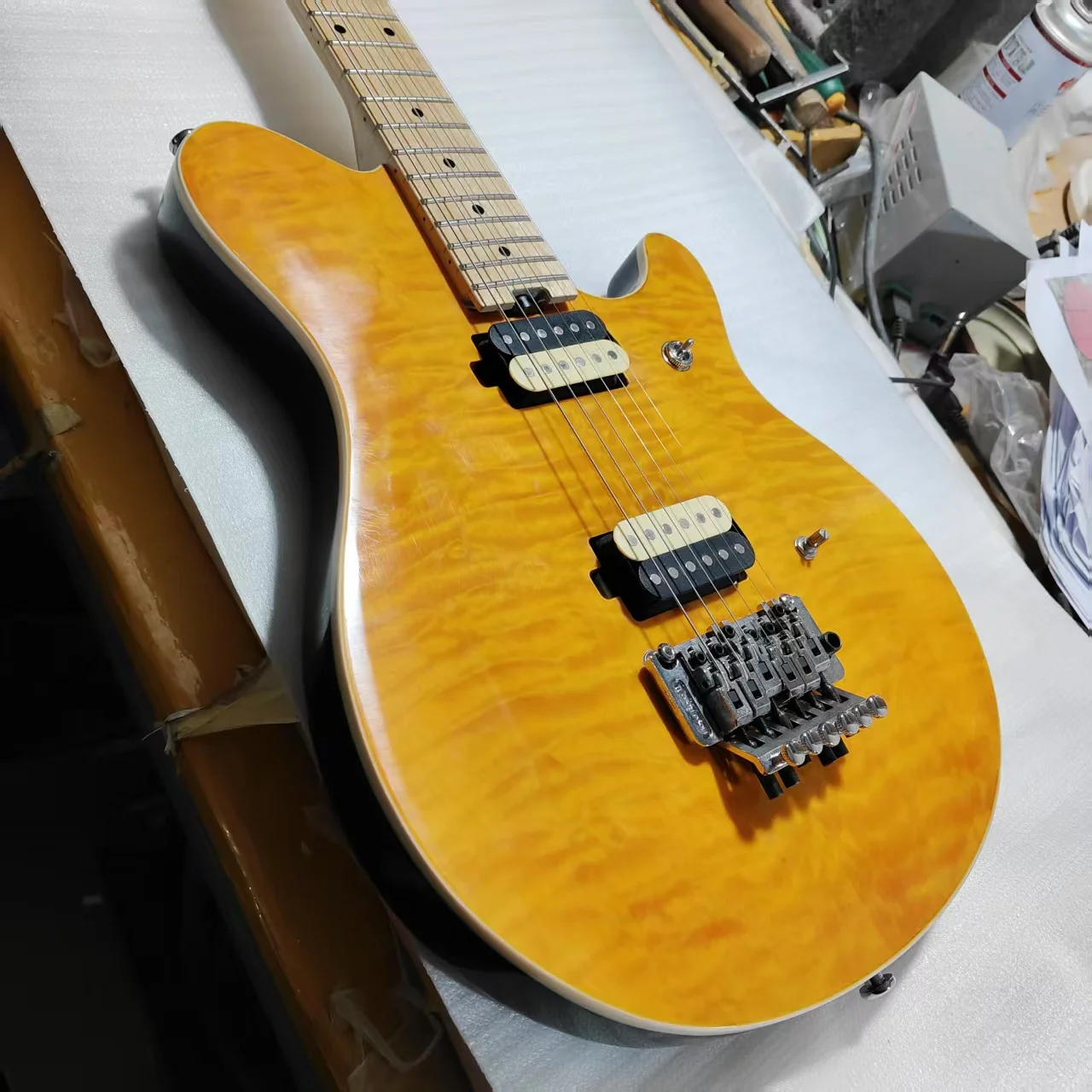 6 strings Factory direct sales of high quality electric guitar tomato color on sale chitarra elettrica music man electric guitar
6 strings Factory direct sales of high quality electric guitar tomato color on sale chitarra elettrica music man electric guitar